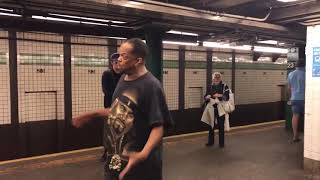 Asombroso Talento en el Metro cantando [upl. by Shoifet856]